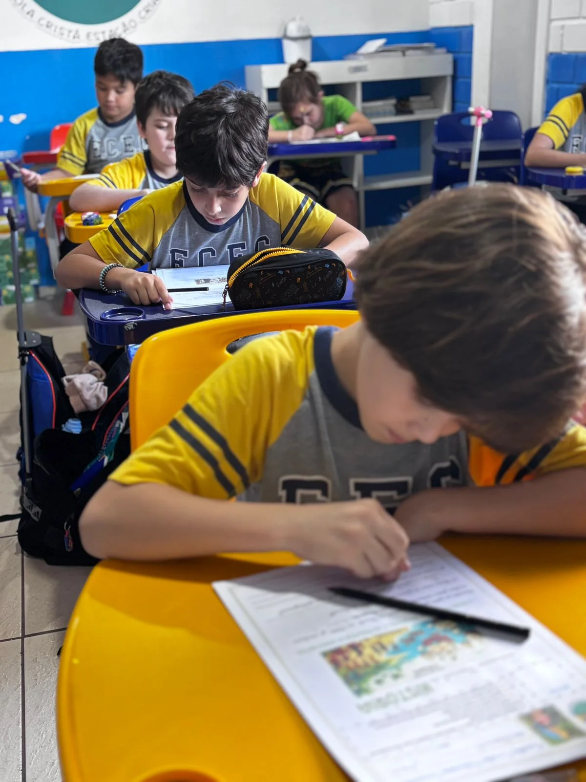 Alunos realizando atividade escrita