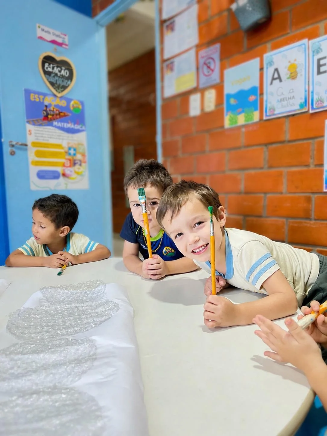 Crianças participando de uma atividade em sala