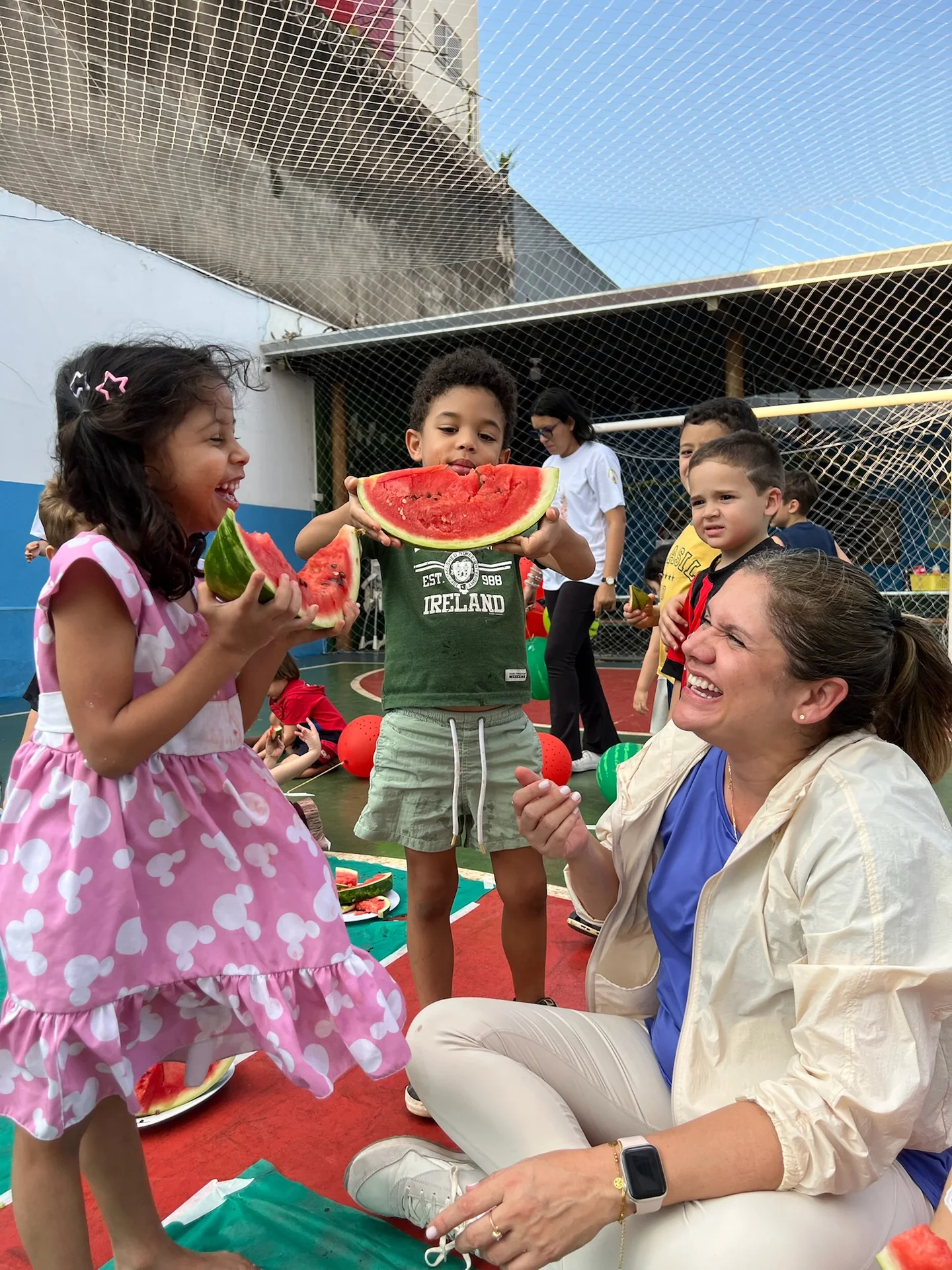 Crianças em atividade de alimentação saudável