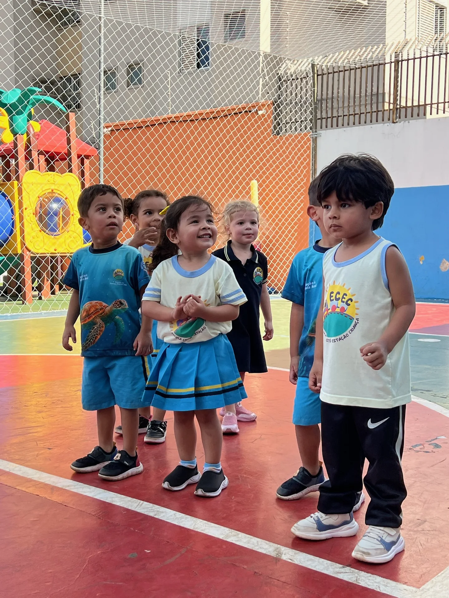 Crianças brincando juntas no pátio