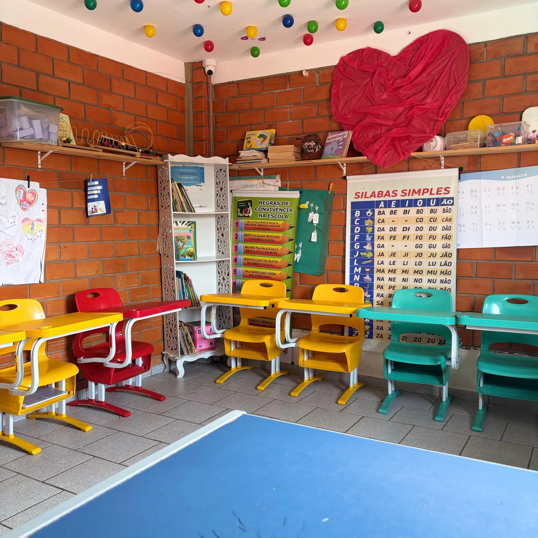 Sala de aula colorida e preparada para os alunos