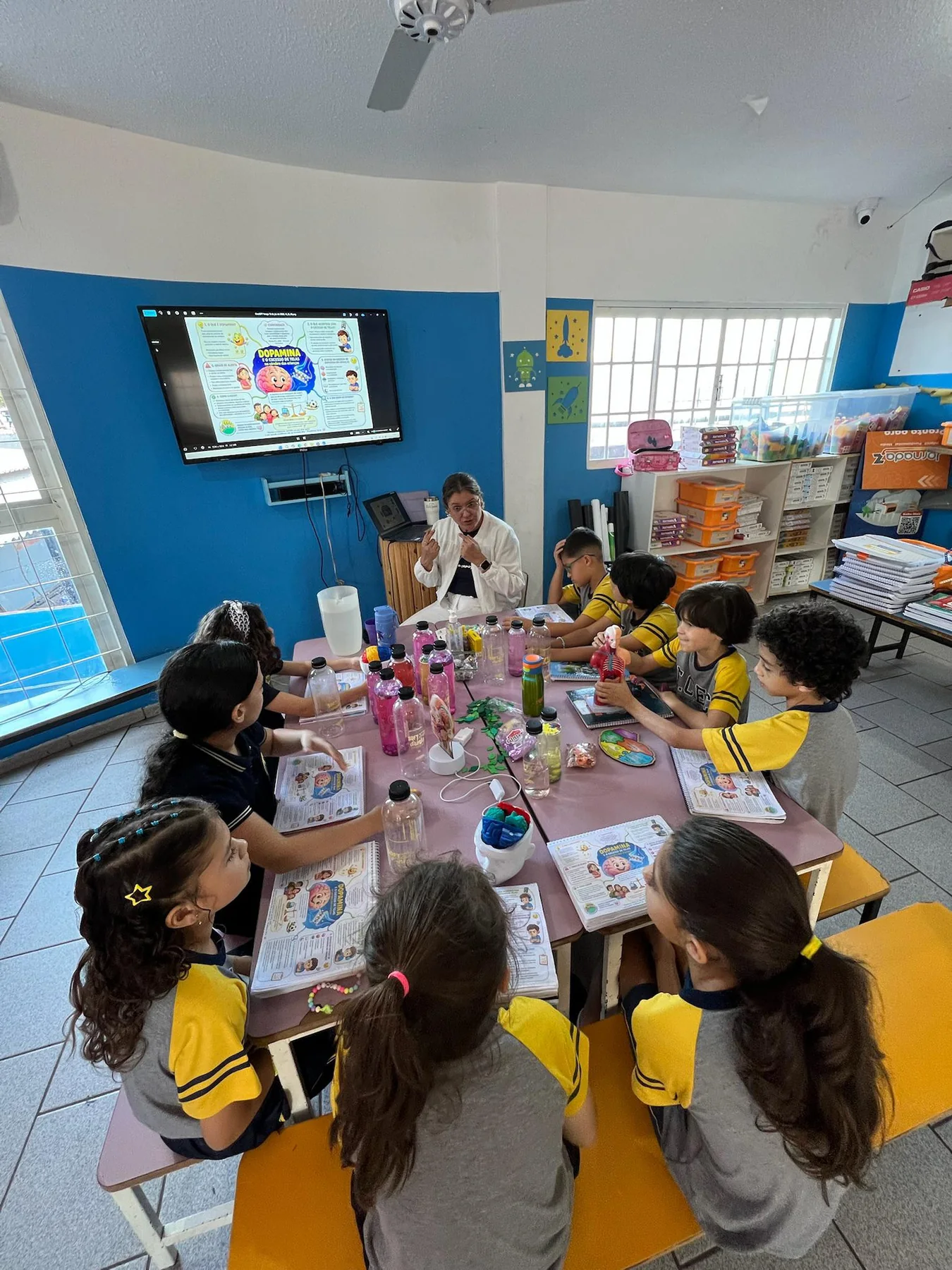 Alunos trabalhando em grupo