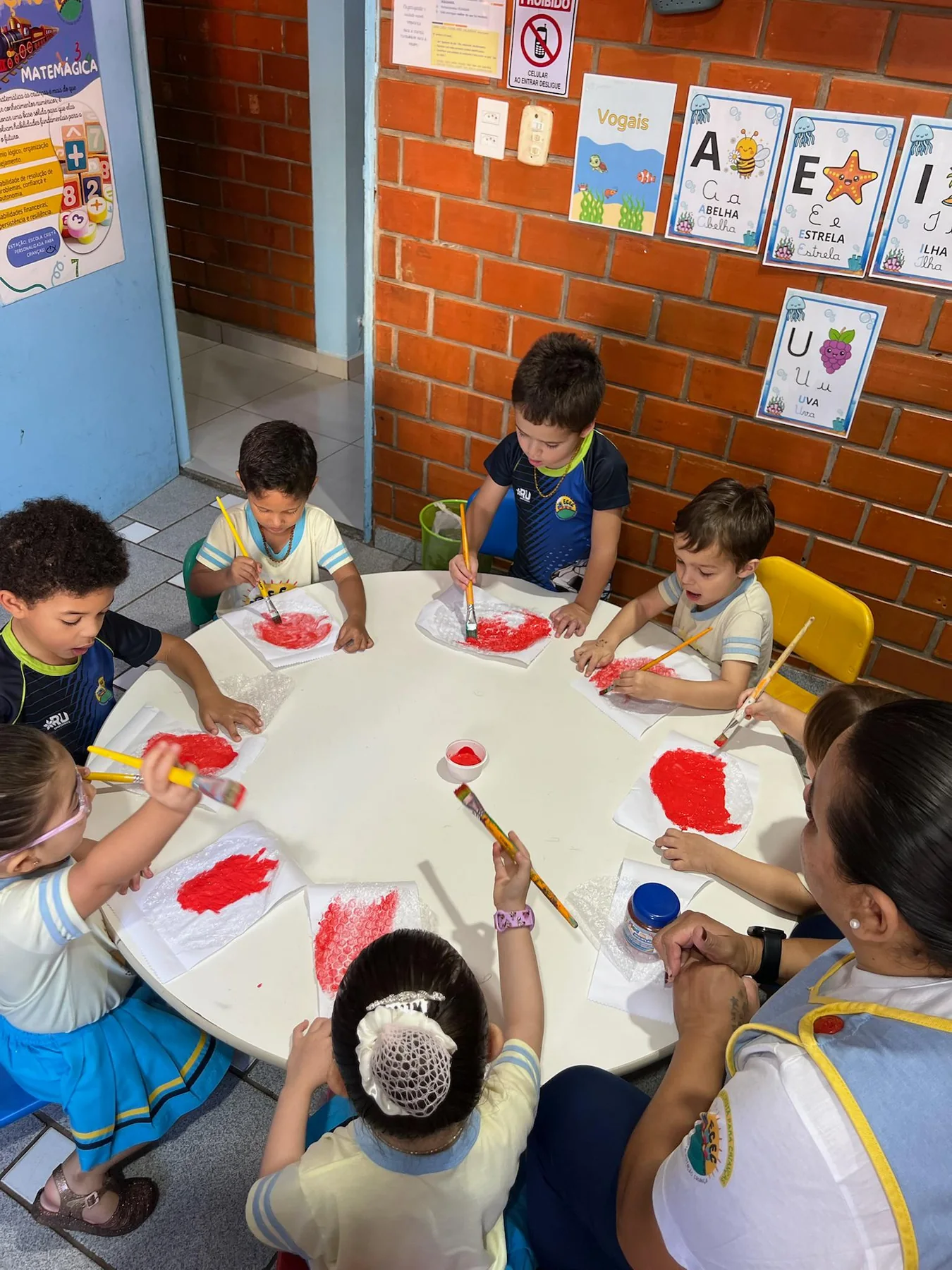 Crianças aprendendo juntas em uma atividade prática