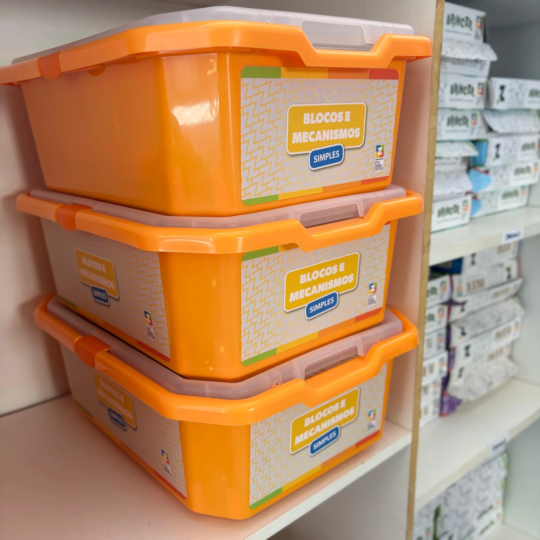 Materiais organizados para aulas de robótica