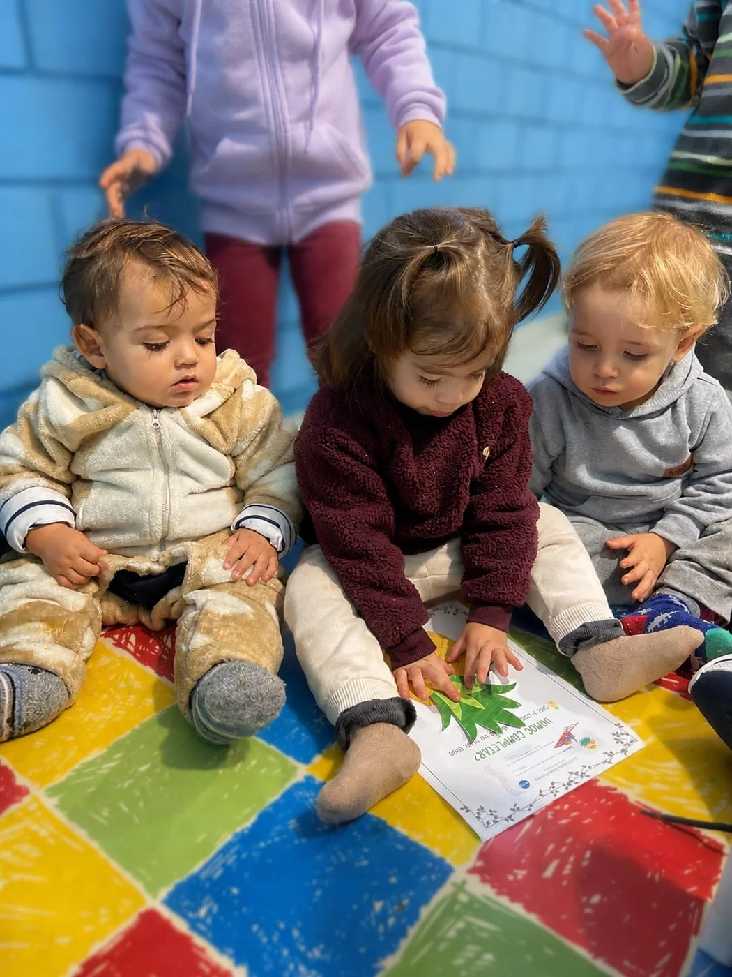 Bebês do berçário em atividade