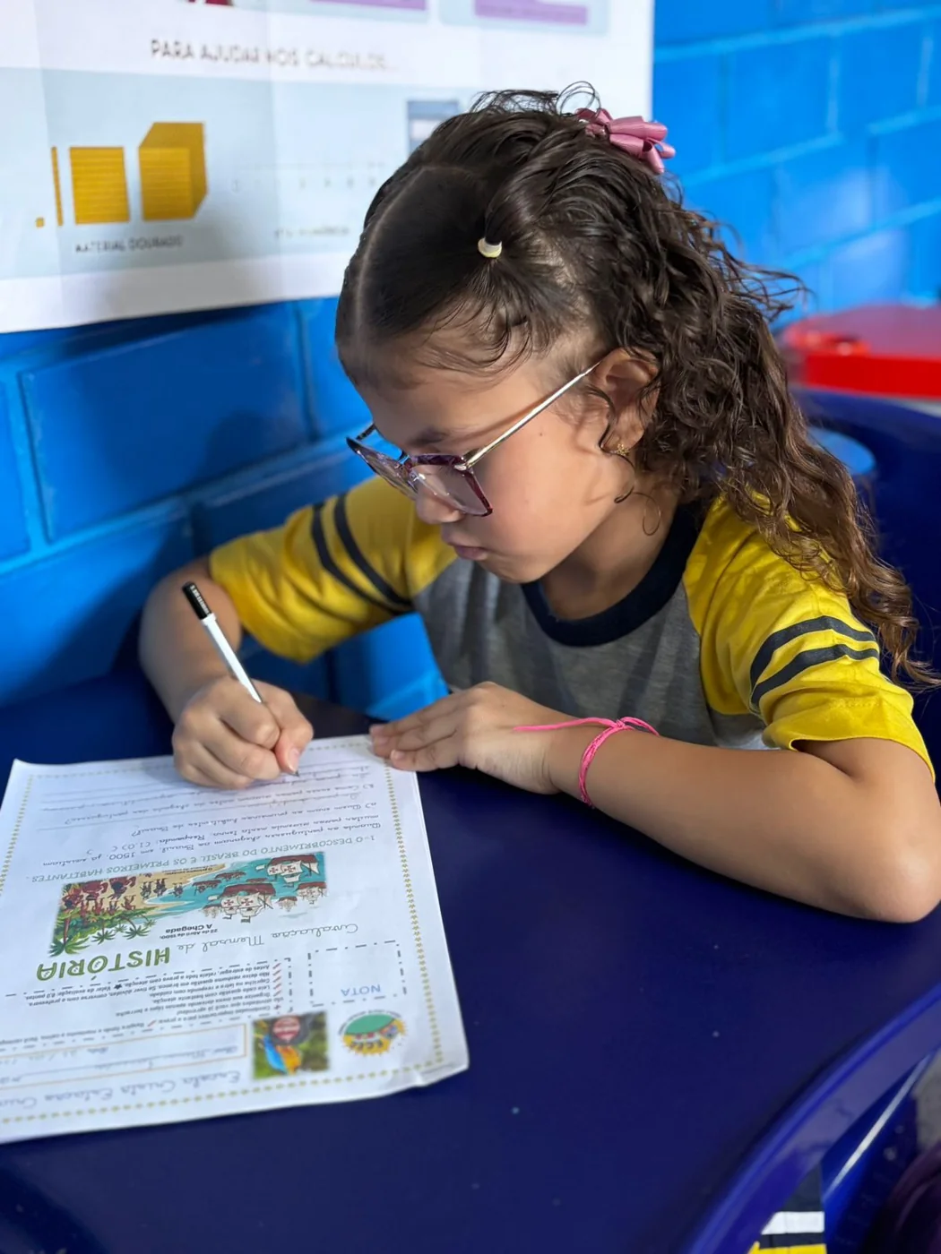 Aluna do Ensino Fundamental realizando atividade