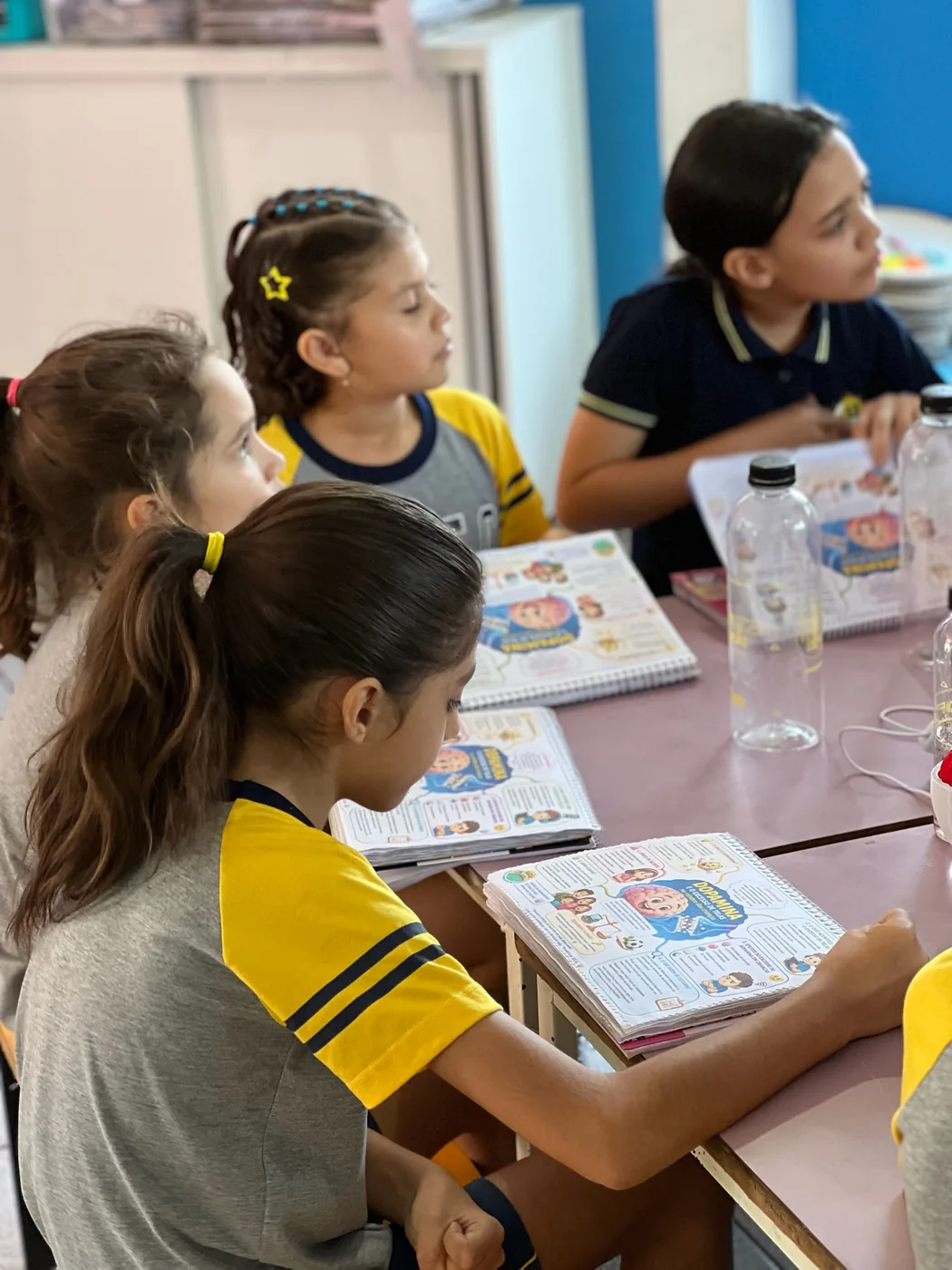 Alunas realizando atividade de aprendizagem
