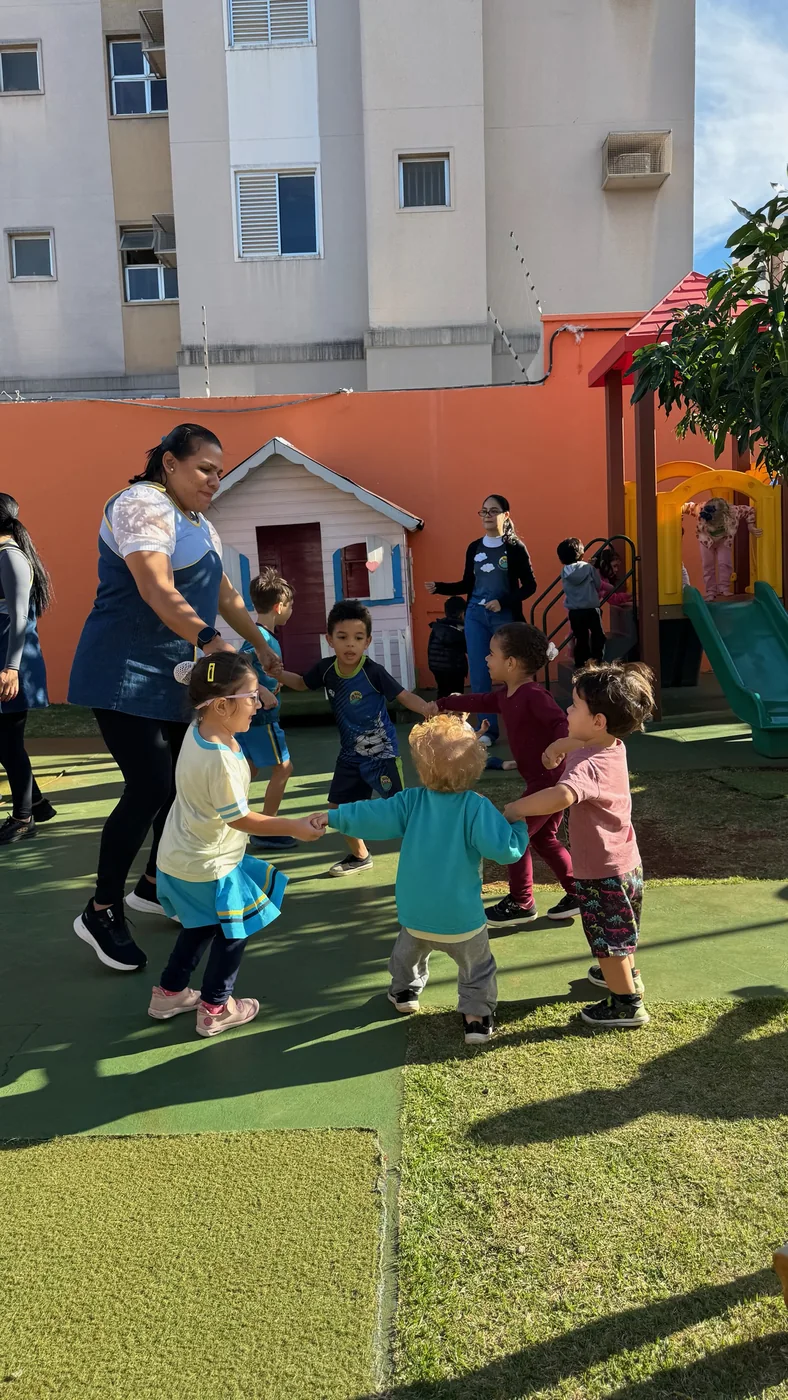 Crianças brincando juntas na área externa da escola