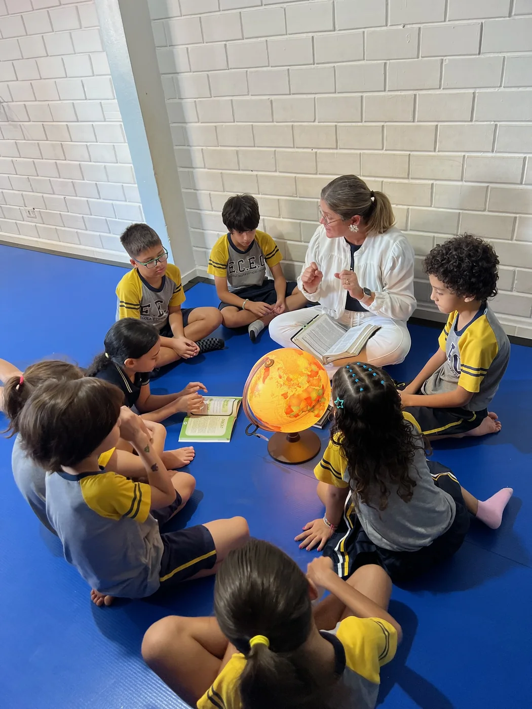 Roda de aprendizagem orientada por uma educadora